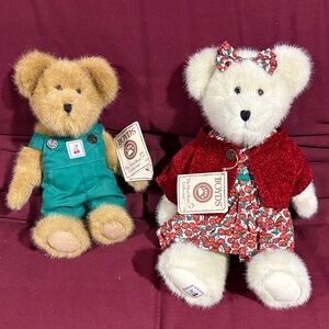 Boyds Bears Plush Set with Red and Green Outfits